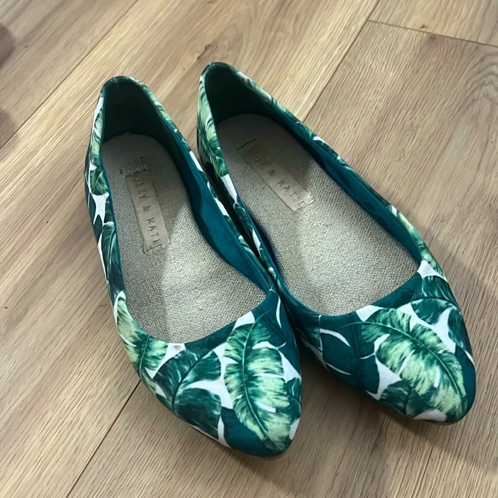 Leaf Print Pointed Flats Womens Size 6 - Kelly and Katie